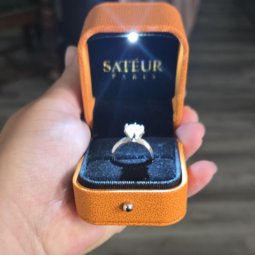 Sateur Desinee Moissanite Ring